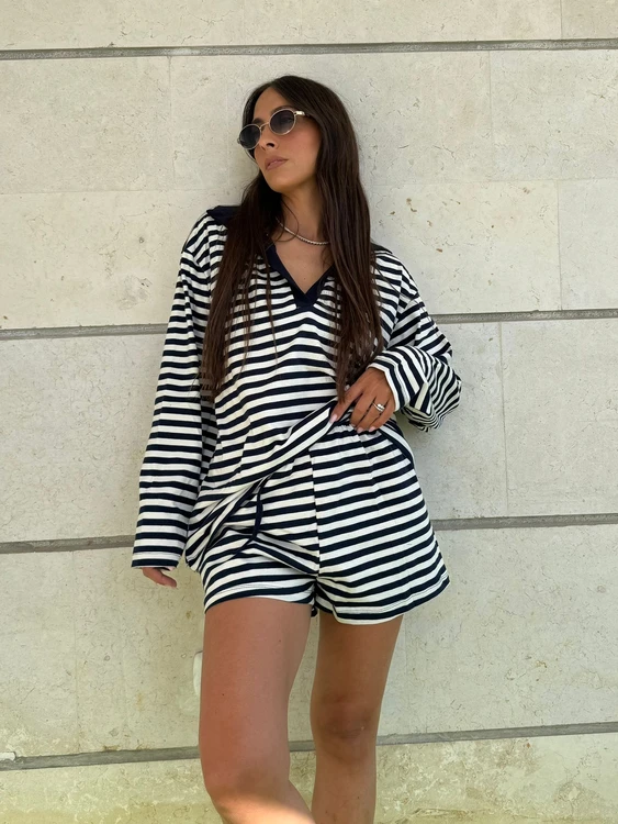 חליפת פסים לבן כחול